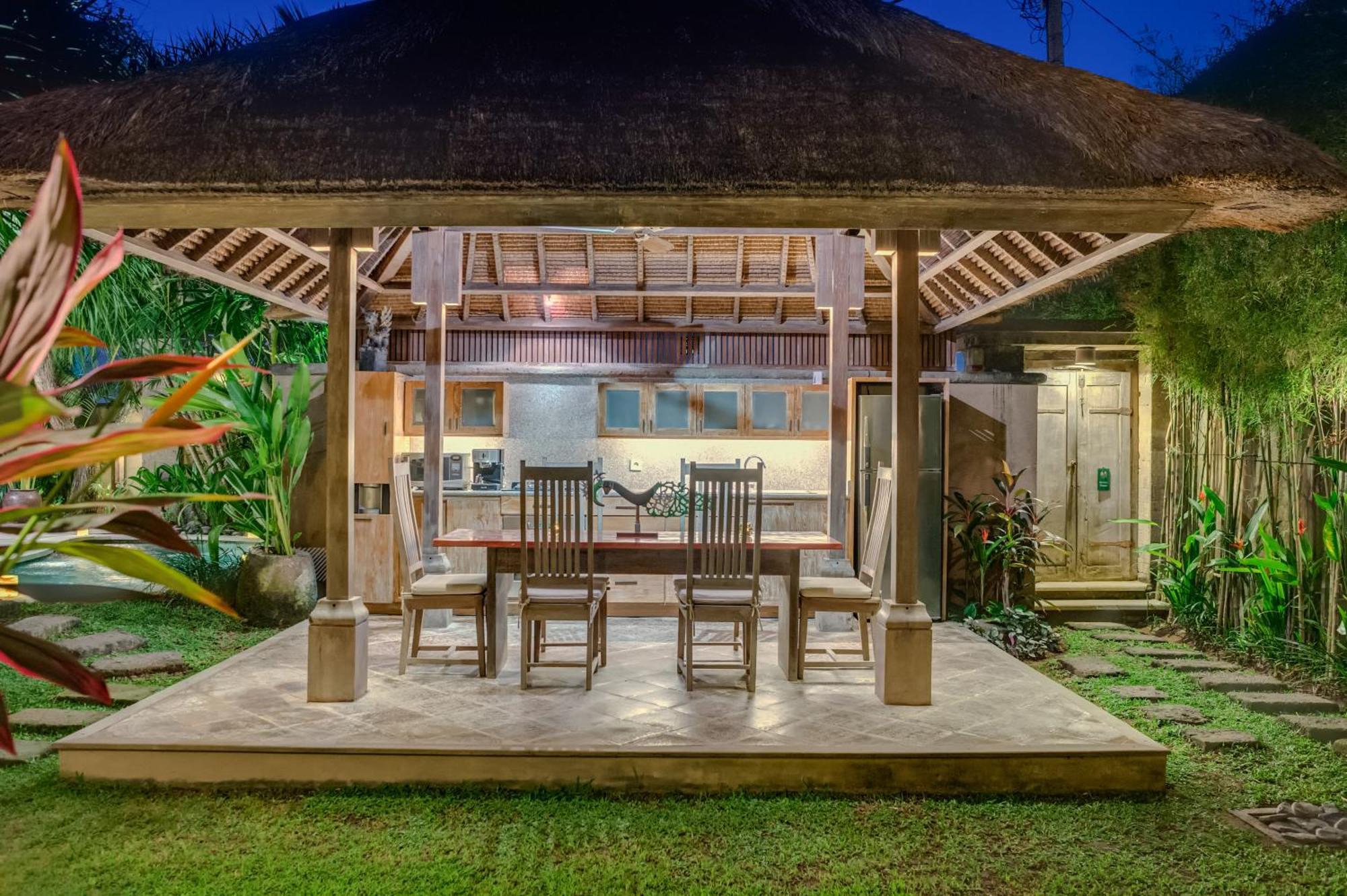 Villa Tirta Naga Bali Семиньяк Экстерьер фото